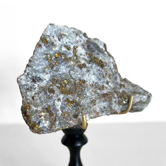 Calcopirita en pedestal, Número37, Gabinete de Curiosidades, Minerales
