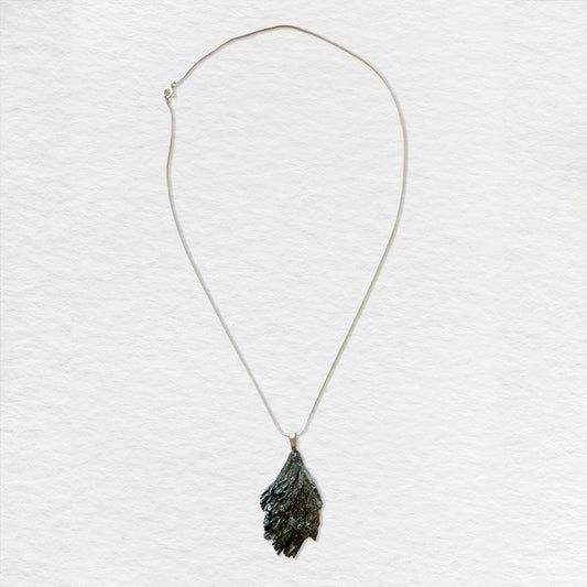 Colgante de cianita negra con cadena de plata -A- Número37 Accesorio Joyas