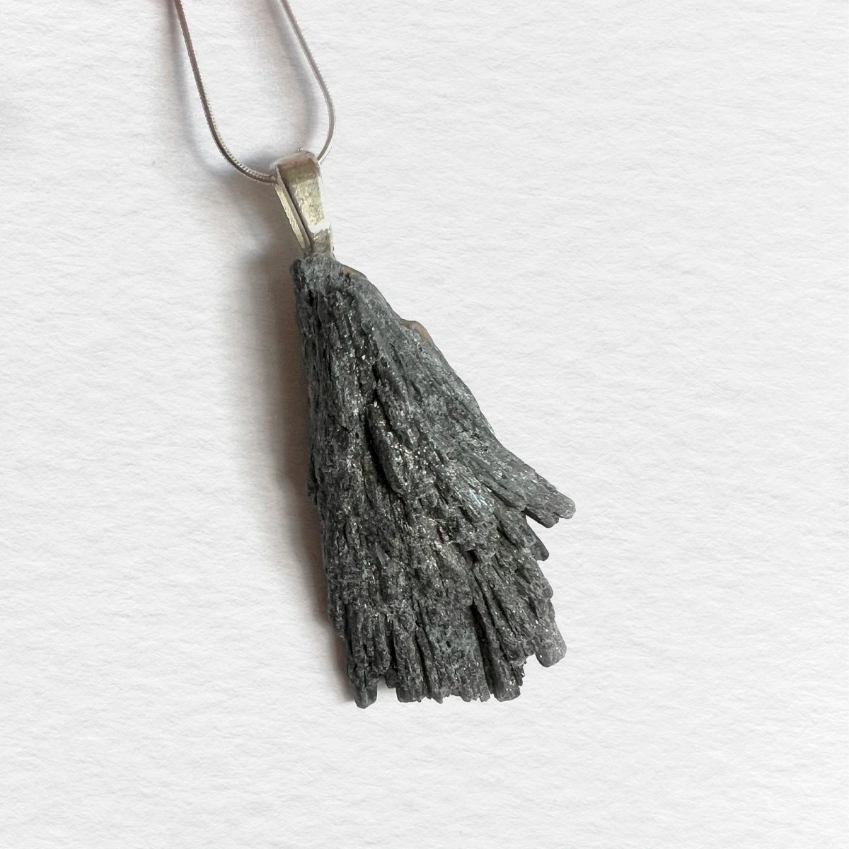 Colgante de cianita negra con cadena de plata -B- Número37 Accesorios Joyas