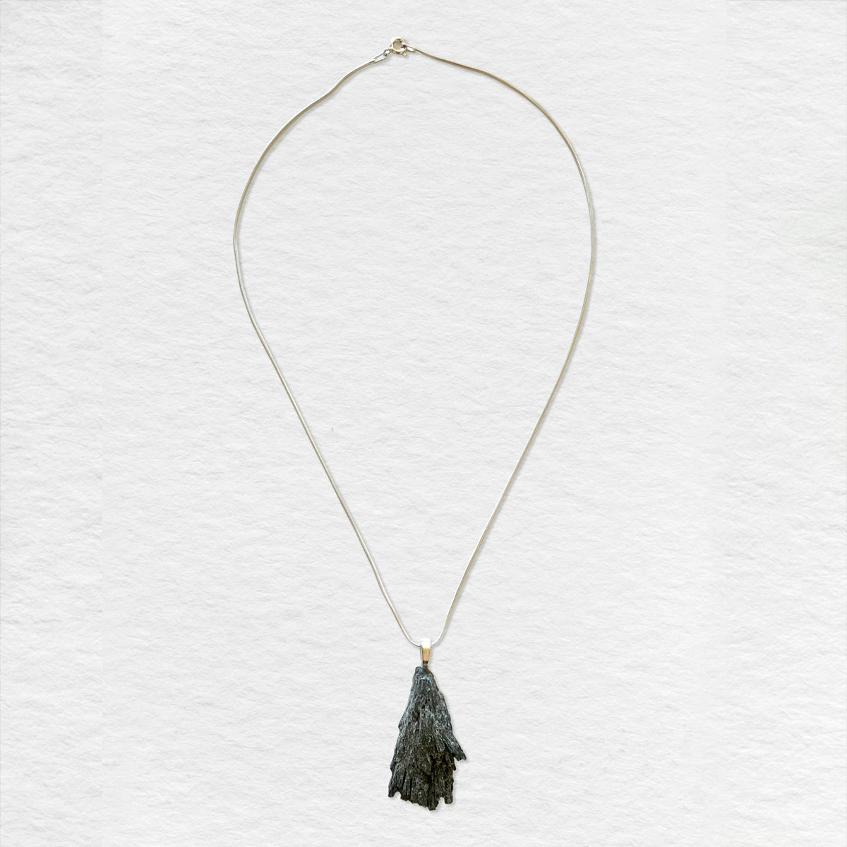 Colgante de cianita negra con cadena de plata -B- Número37 Accesorios Joyas