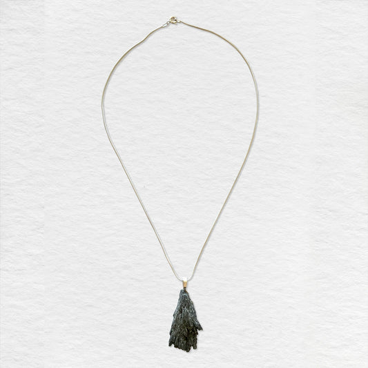 Colgante de cianita negra con cadena de plata -B- Número37 Accesorios Joyas