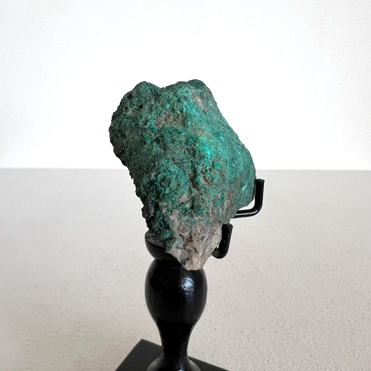 Numero 37 Crisocola en pedestal Minerales