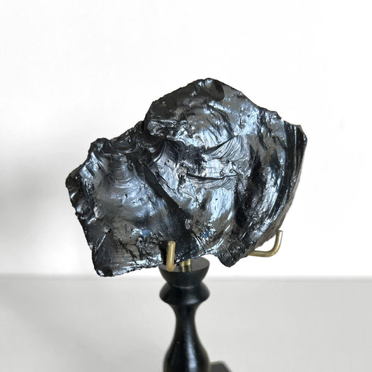 Obsidiana en pedestal, Número37, Gabinete de Curiosidades, Minerales