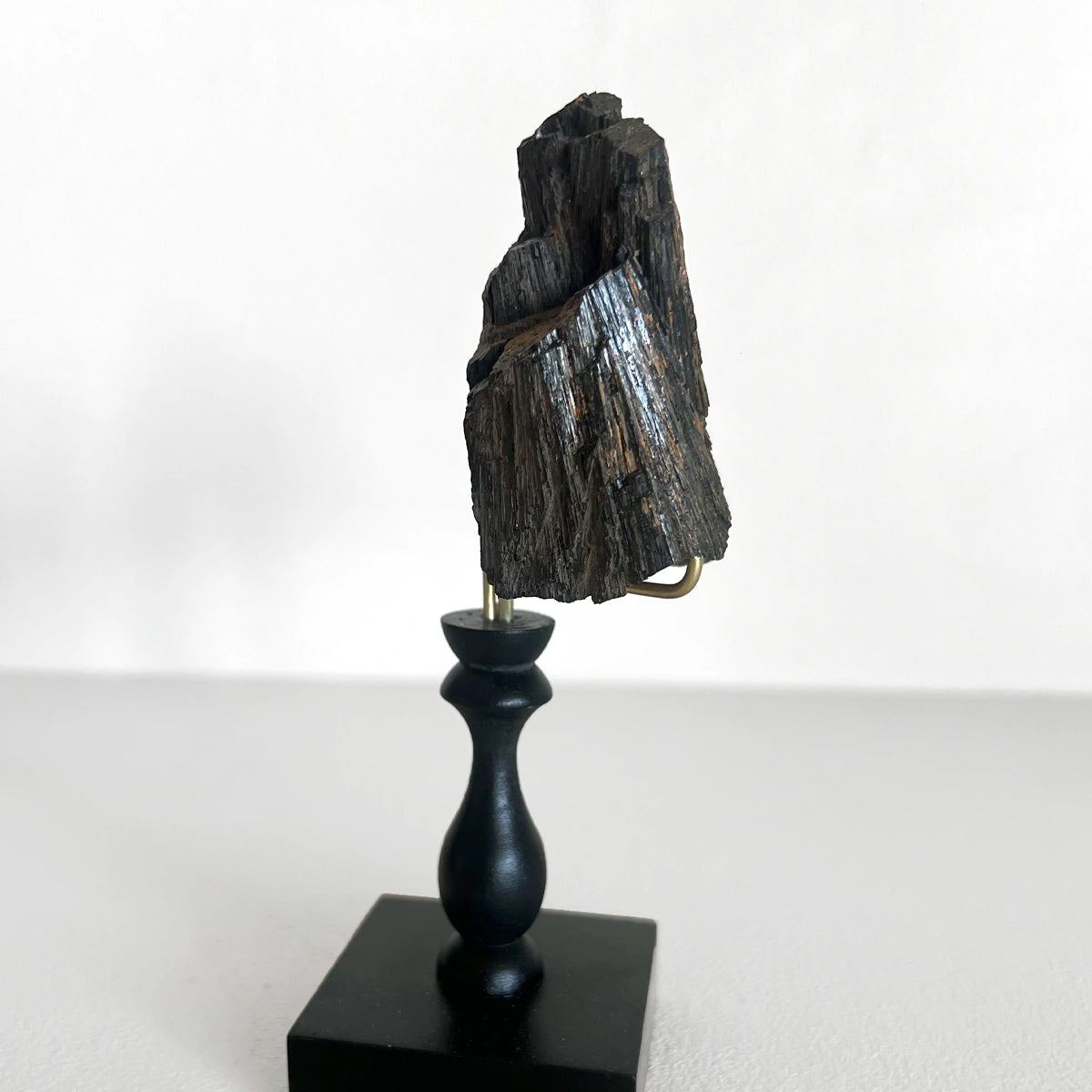 Turmalina en pedestal, Número37, Gabinete de Curiosidades, Minerales