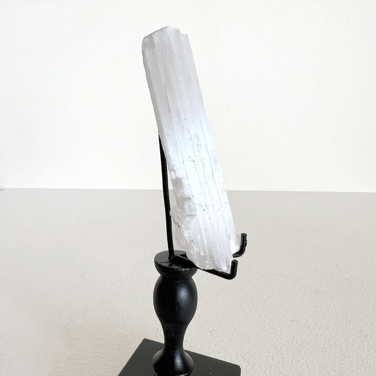 Número37 vara selenita pedestal minerales