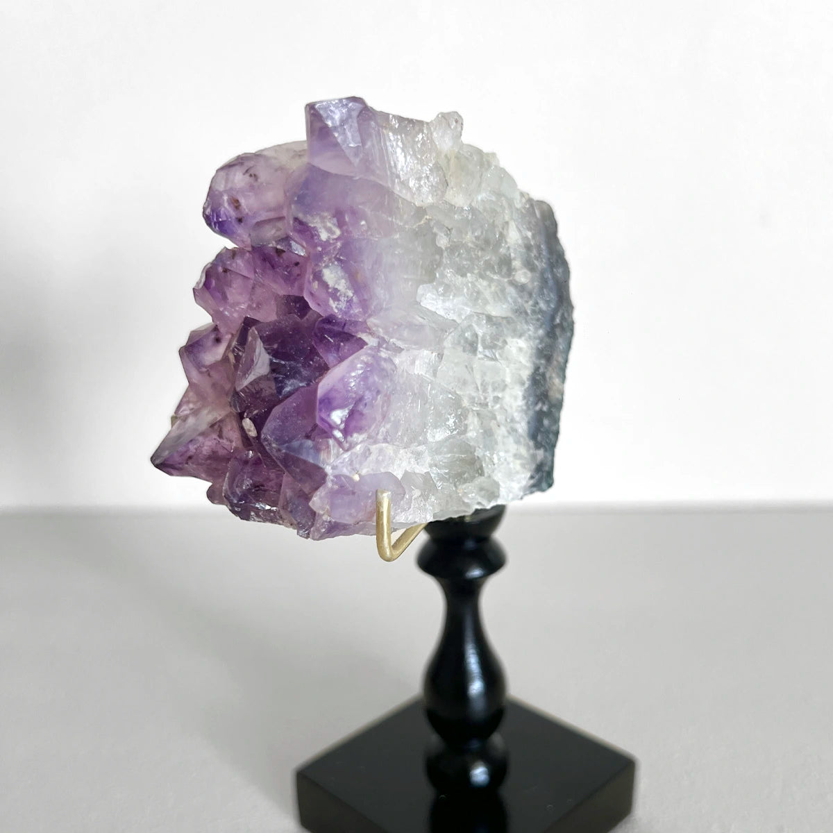 Amatista en pedestal, Número37, Mineral, Gabinete de Curiosidades