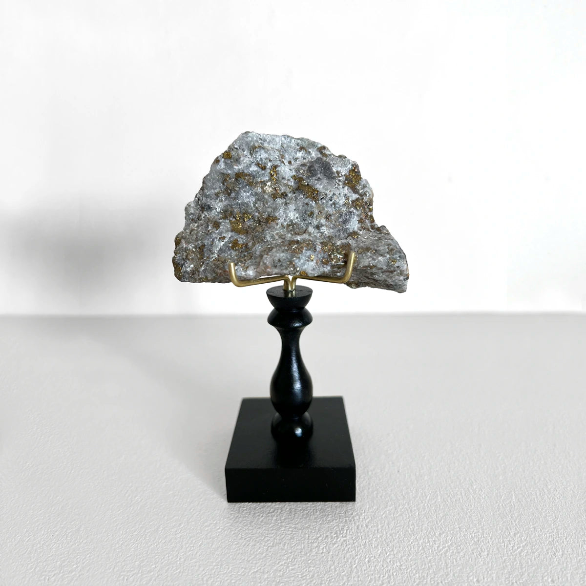 Calcopirita en pedestal, Número37, Gabinete de Curiosidades, Minerales