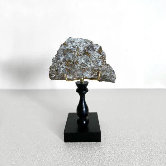 Calcopirita en pedestal, Número37, Gabinete de Curiosidades, Minerales