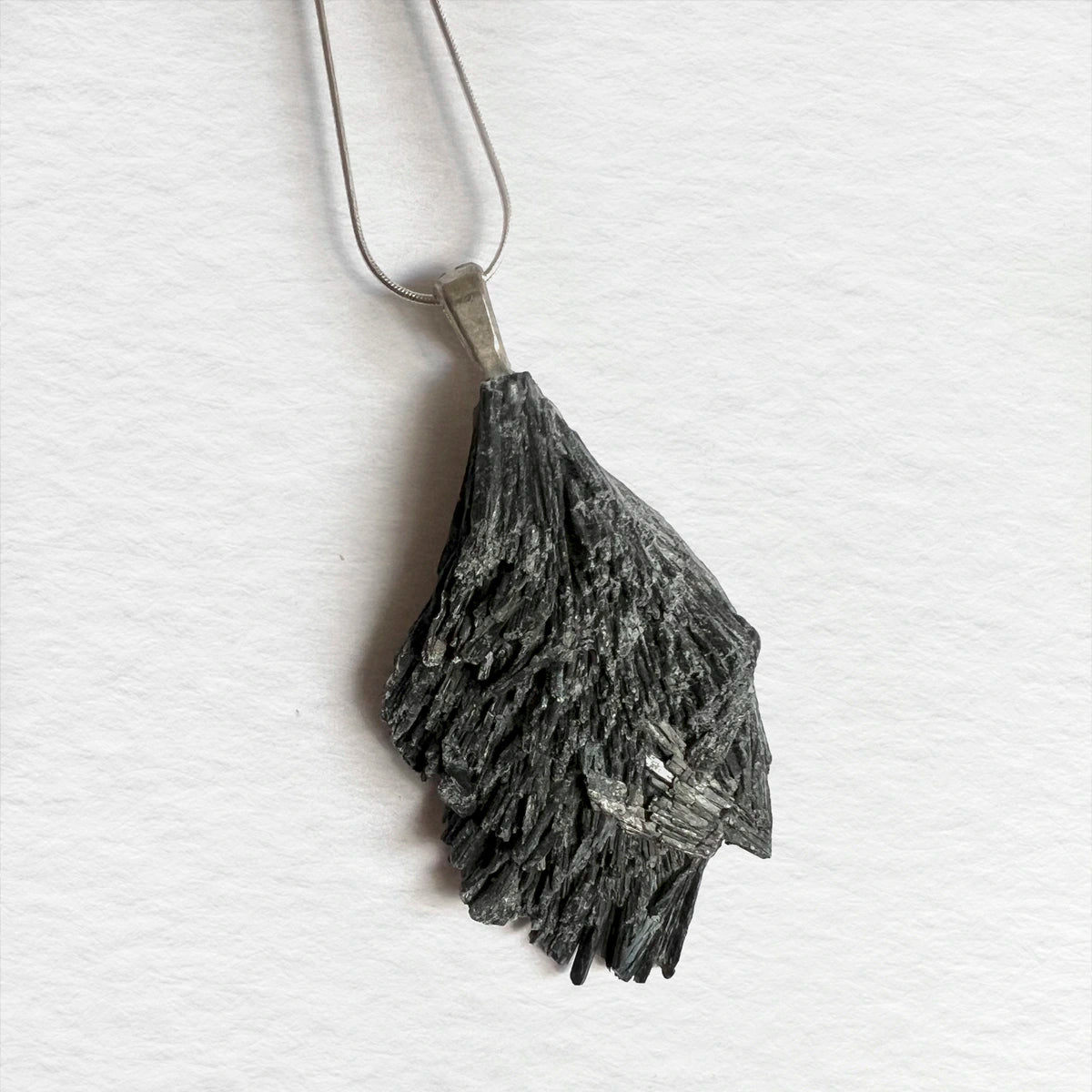Colgante de cianita negra con cadena de plata -A- Número37 Accesorio Joyas