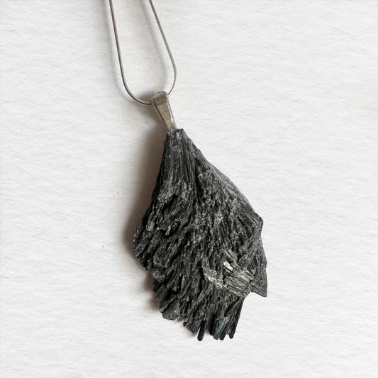 Colgante de cianita negra con cadena de plata -A- Número37 Accesorio Joyas