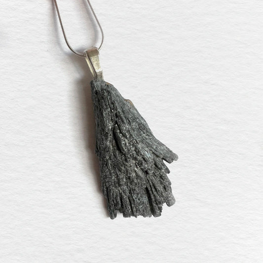 Colgante de cianita negra con cadena de plata -B- Número37 Accesorios Joyas