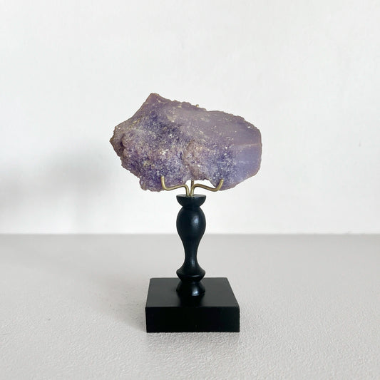 Coquimbita en pedestal, Número37, Gabinete de Curiosidades, Minerales