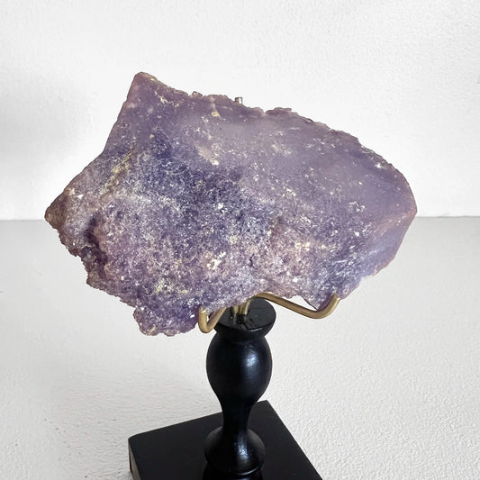 Coquimbita en pedestal, Número37, Gabinete de Curiosidades, Minerales