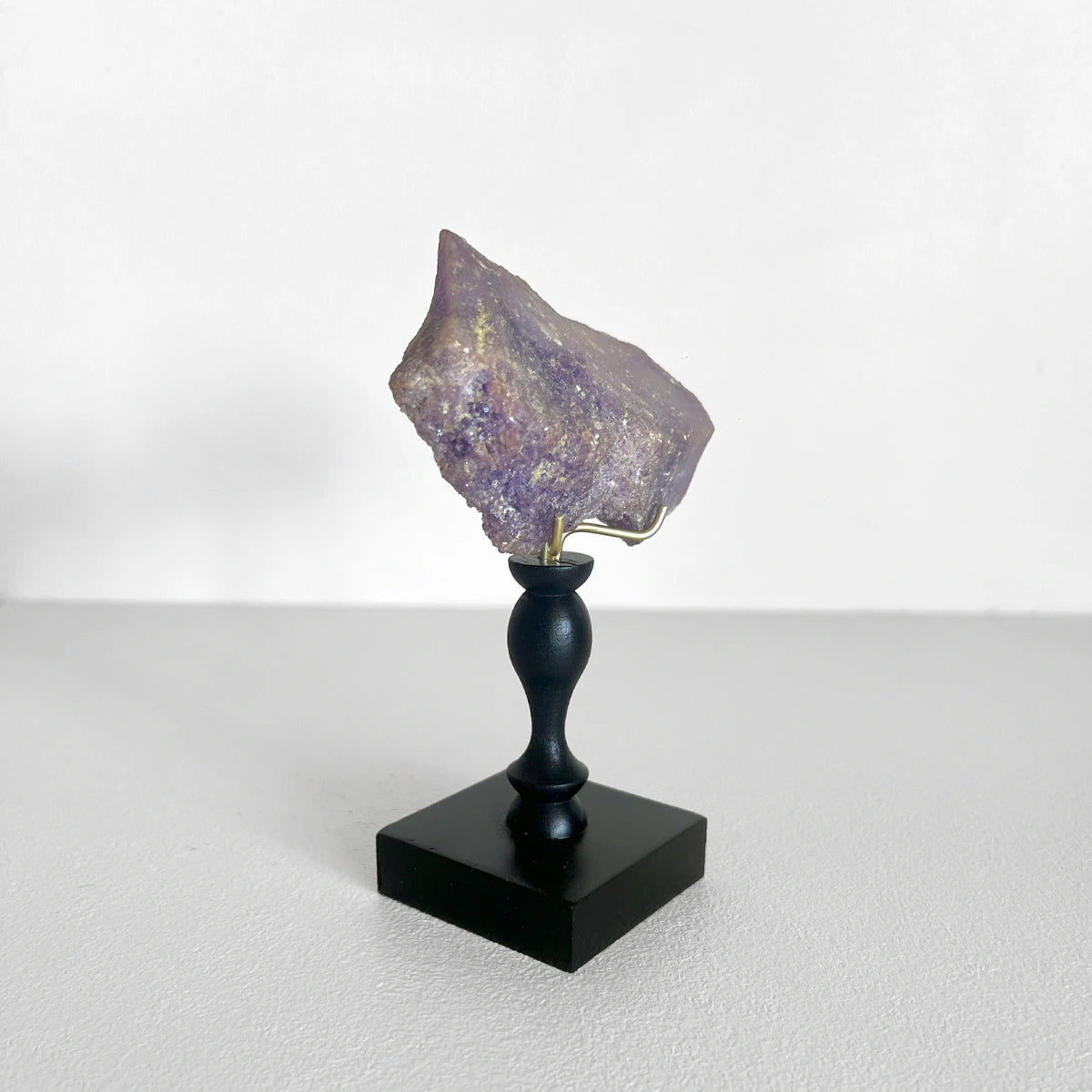 Coquimbita en pedestal, Número37, Gabinete de Curiosidades, Minerales