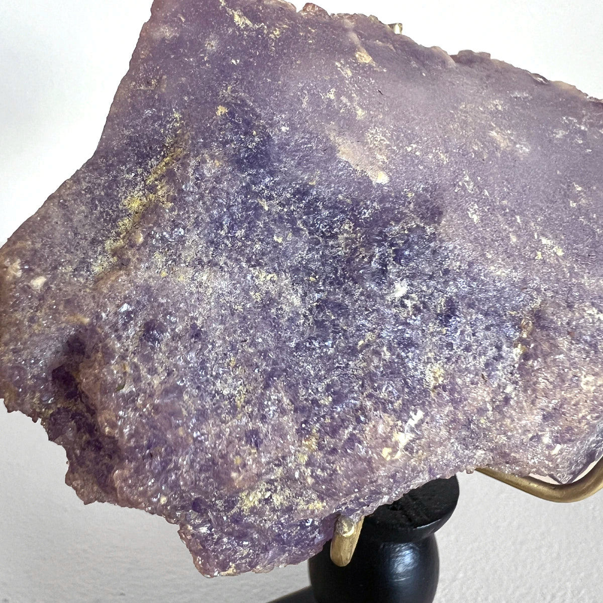 Coquimbita en pedestal, Número37, Gabinete de Curiosidades, Minerales