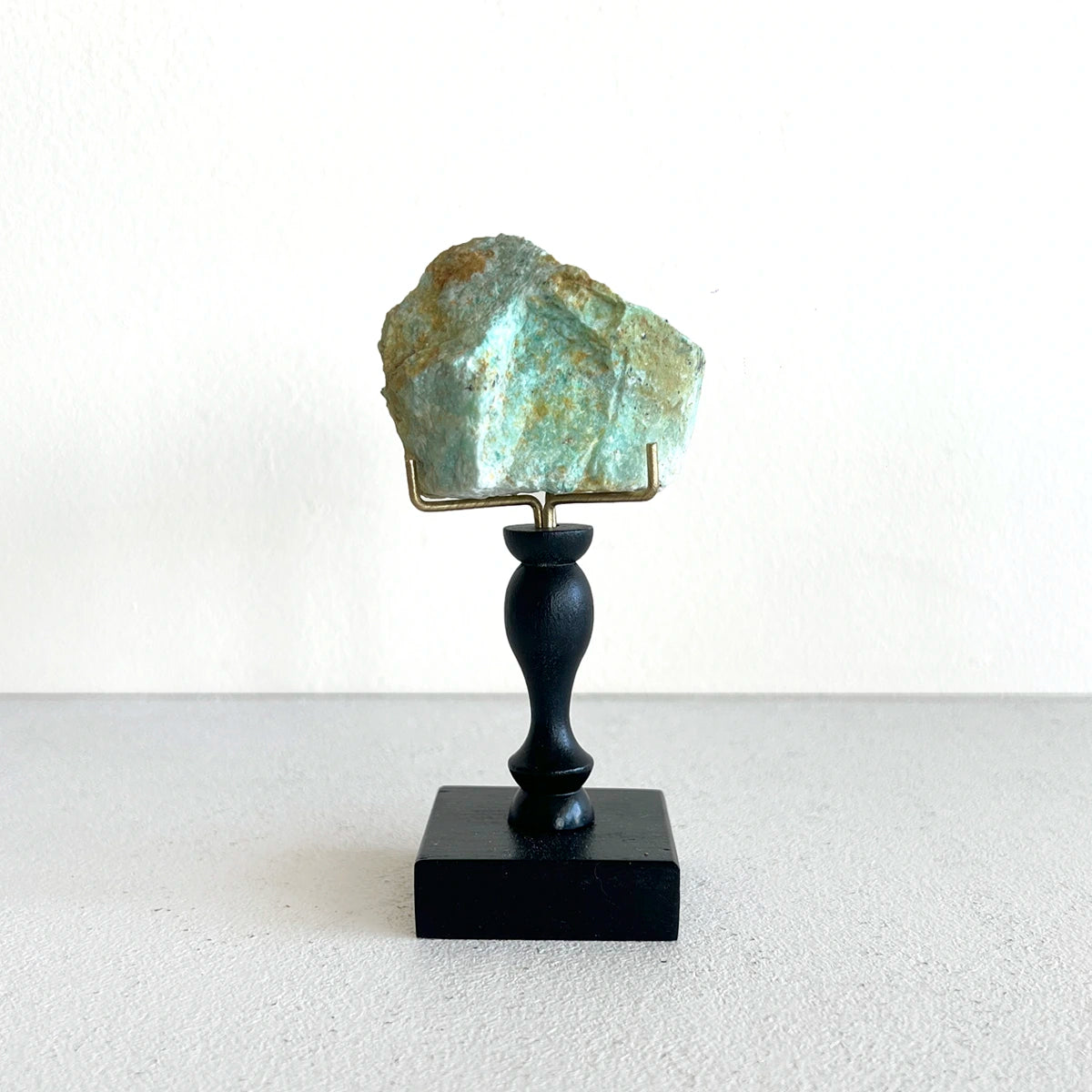 Crisoprasa en pedestal, Número37, Gabinete de Curiosidades, Minerales