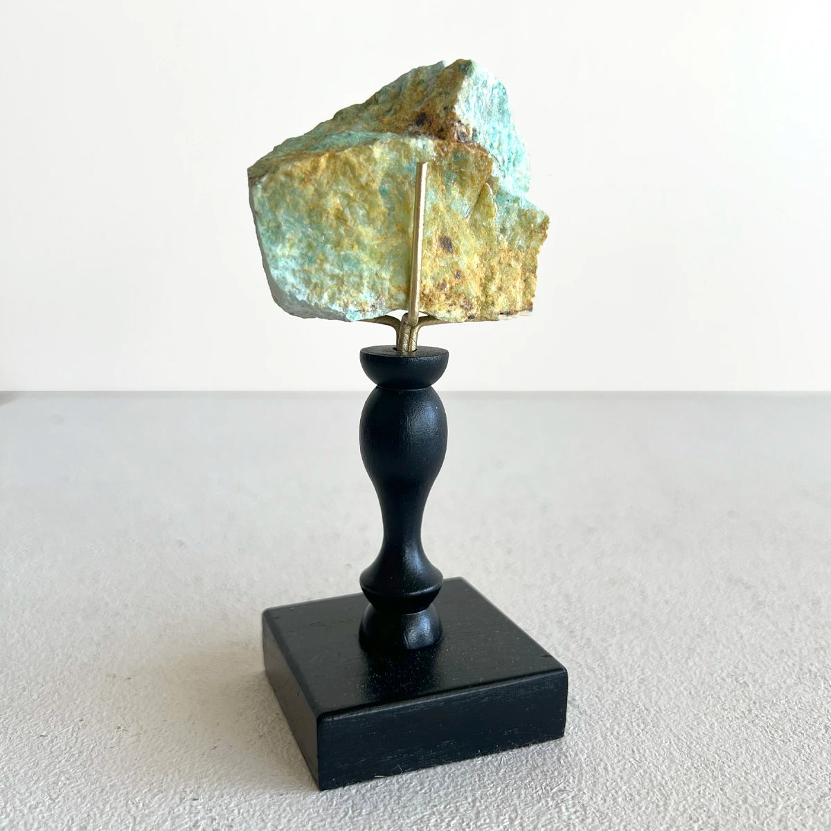 Crisoprasa en pedestal, Número37, Gabinete de Curiosidades, Minerales