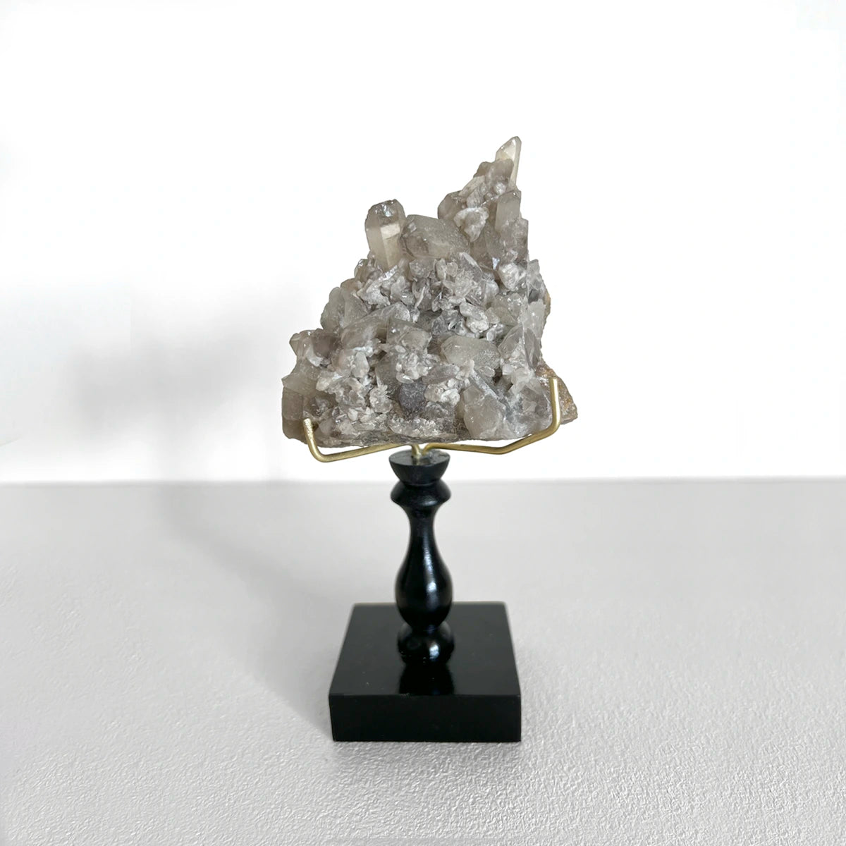 Cuarzo "humo" en pedestal, Número37, Gabinete de Curiosidades, Minerales