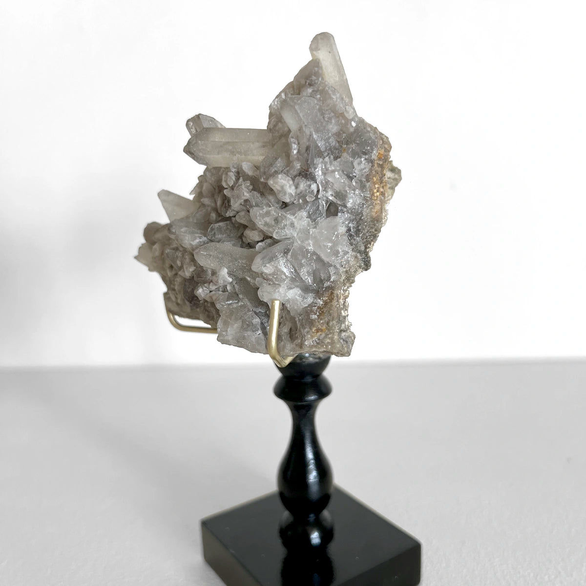 Cuarzo "humo" en pedestal, Número37, Gabinete de Curiosidades, Minerales