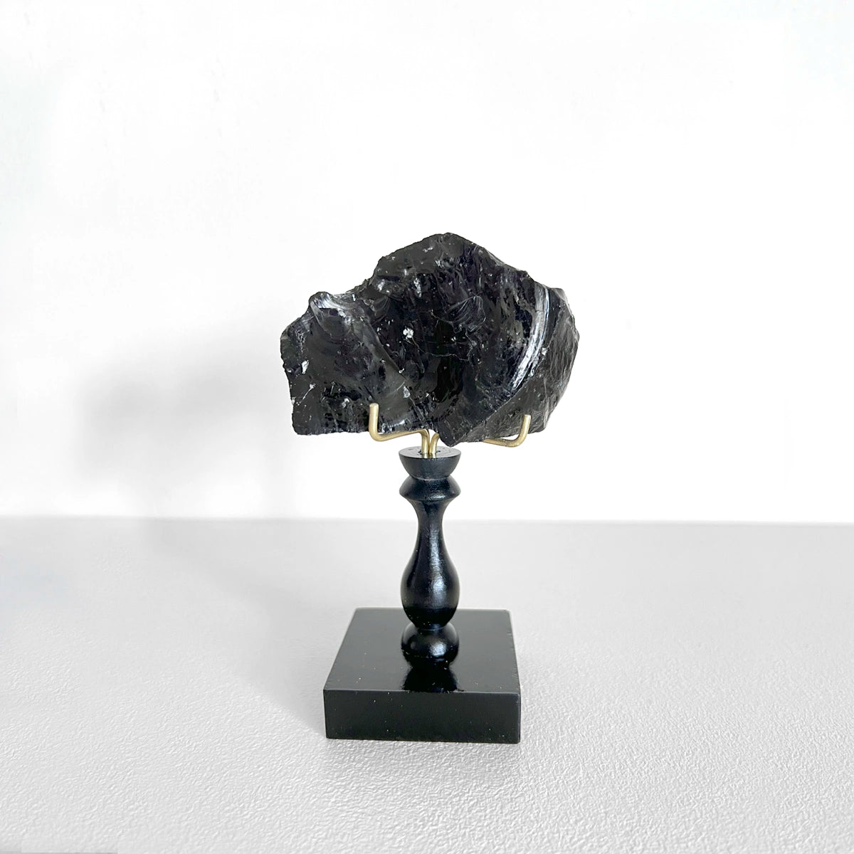Obsidiana en pedestal, Número37, Gabinete de Curiosidades, Minerales