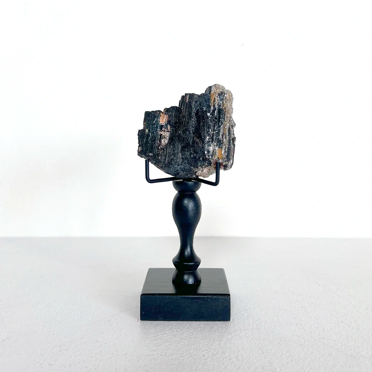 Número37 turmalina en pedestal minerales 