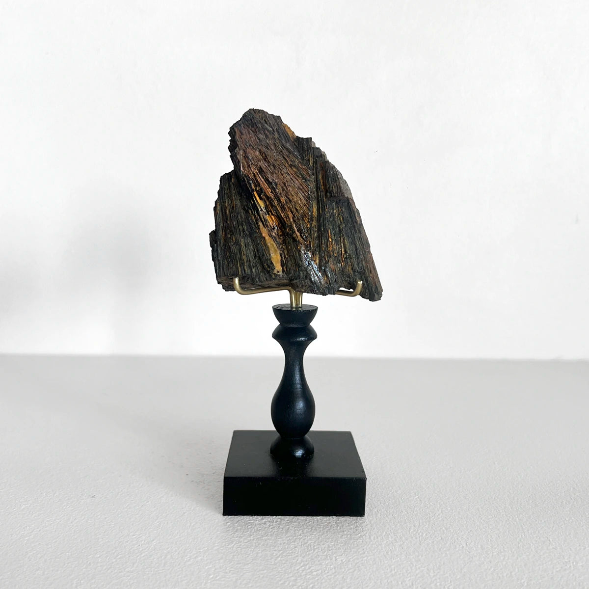 Turmalina en pedestal, Número37, Gabinete de Curiosidades, Minerales