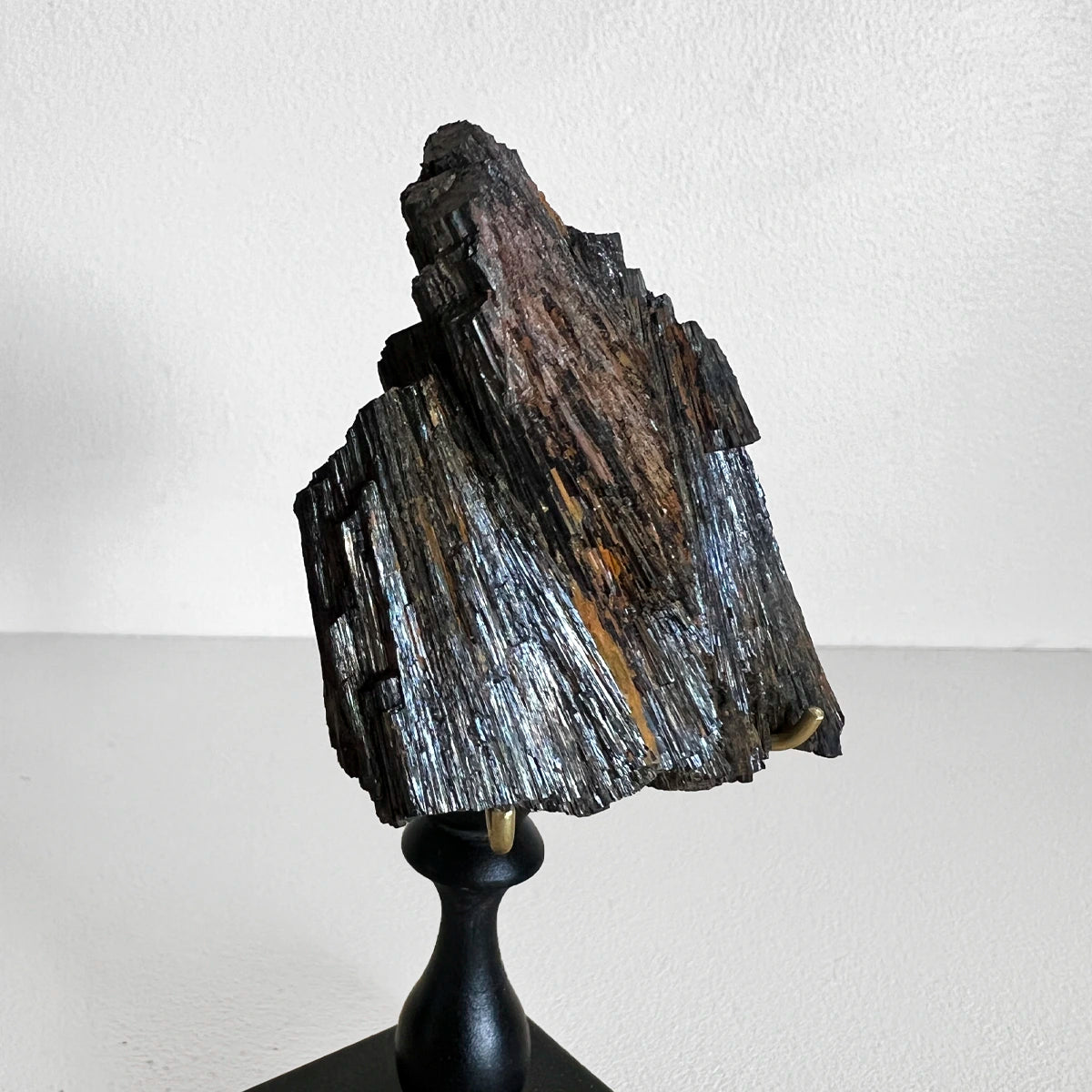 Turmalina en pedestal, Número37, Gabinete de Curiosidades, Minerales