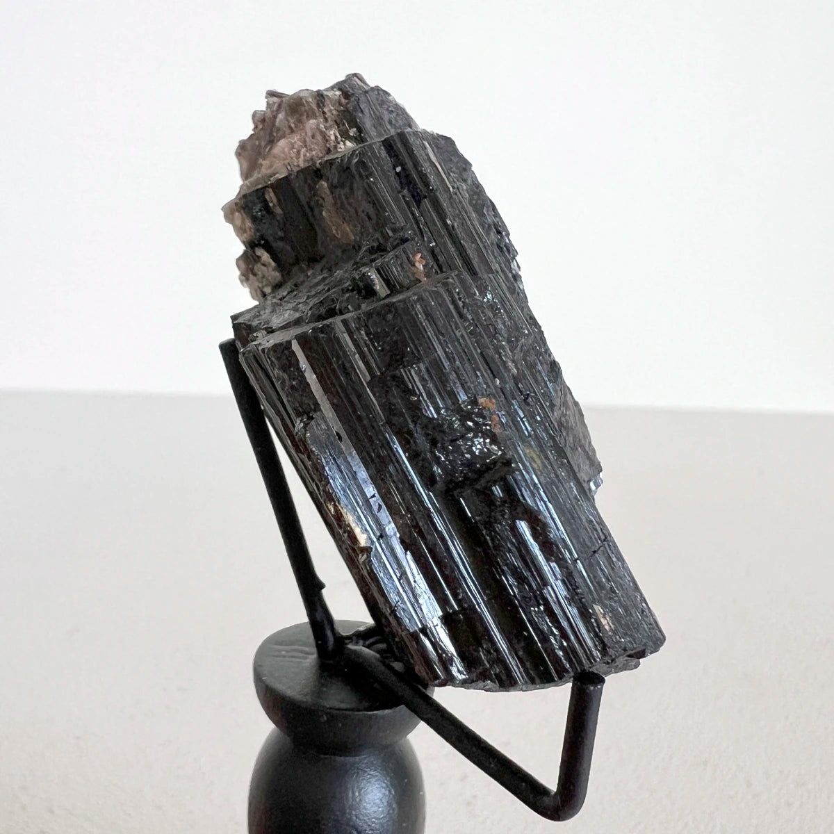 Número37 turmalina en pedestal minerales 
