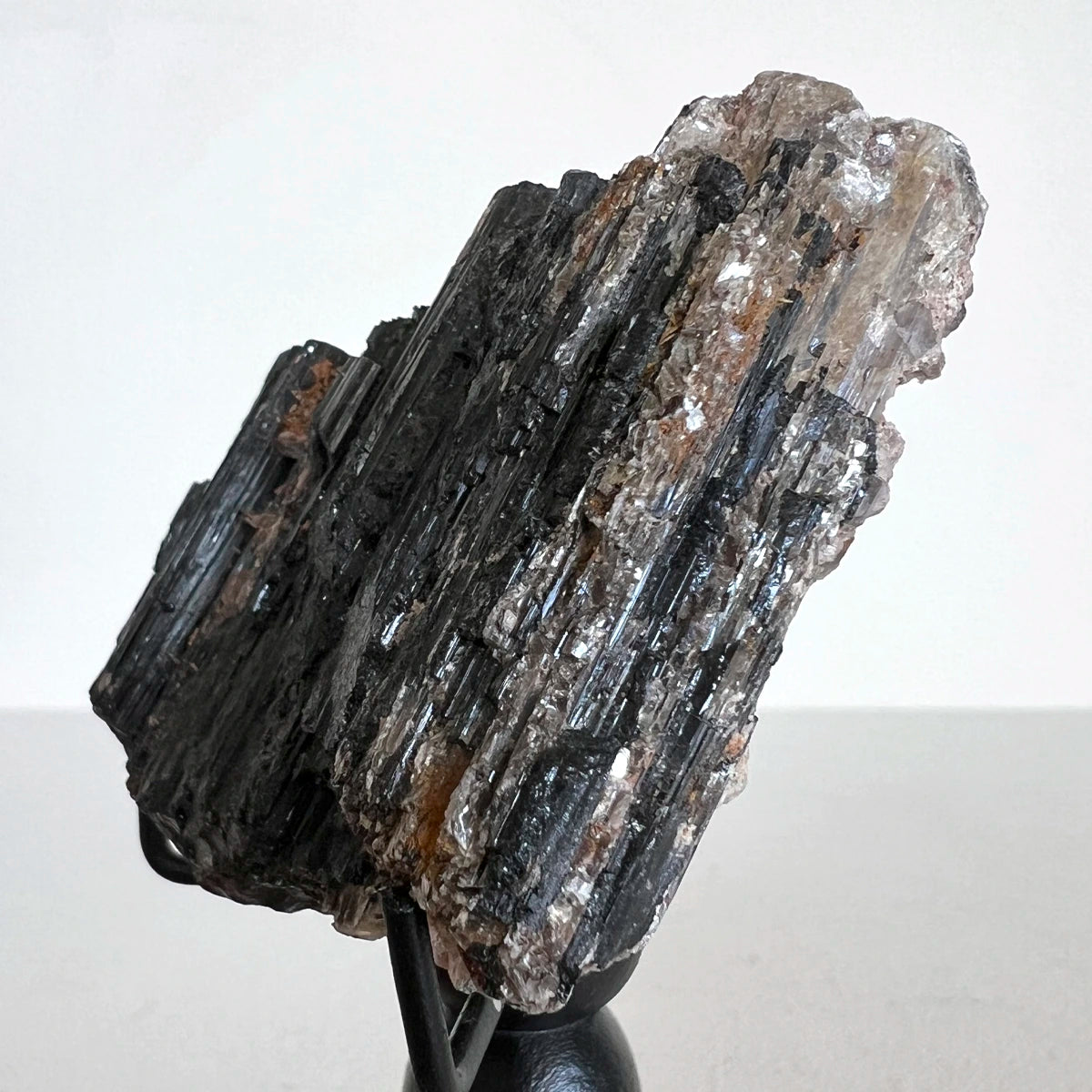 Número37 turmalina en pedestal minerales 